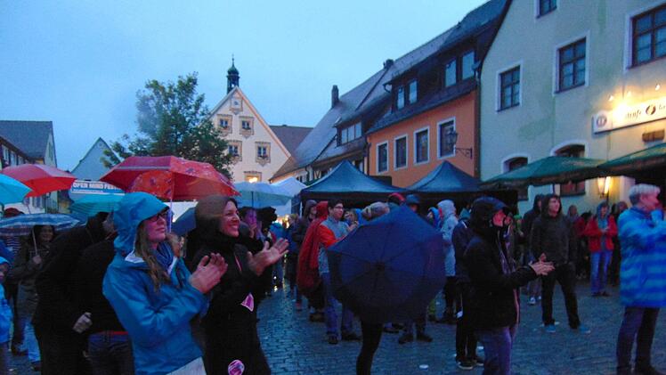 Einige Zuhörer trotzen dem Wetter in Gräfenberg.  Fotos: Petra Malbrich
