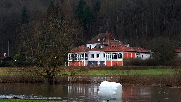 Ein Silageballen treibt in der Saale, aufgenommen wurde das Bild von der Nordbrücke aus. Foto: Siegfried Farkas