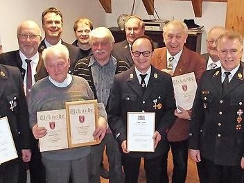Bei den Ehrungen (von links): Stefan Hauck, Bürgermeister Egon Herrmann, Artur Drechsler, Kommandant Claus Häublein, Christian Höfner als Feuerwehrbeauftragter des Gemeinderates Weißenbrunn, Manfred Pichl, Vorsitzender Heinz Müller, Günter Wagner, Dieter Wolf, Landrats-Vize Bernd Steger, Kreisbrandrat Joachim Ranzenberger und Kreisbrandmeister Markus Reischl.  Foto: Robert Grampp