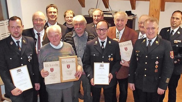 Bei den Ehrungen (von links): Stefan Hauck, Bürgermeister Egon Herrmann, Artur Drechsler, Kommandant Claus Häublein, Christian Höfner als Feuerwehrbeauftragter des Gemeinderates Weißenbrunn, Manfred Pichl, Vorsitzender Heinz Müller, Günter Wagner, Dieter Wolf, Landrats-Vize Bernd Steger, Kreisbrandrat Joachim Ranzenberger und Kreisbrandmeister Markus Reischl.  Foto: Robert Grampp