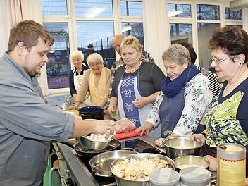 Marcus Müller (l.) zeigt, wie die Füllung für die Kalbsbrust hergestellt wird.  Fotos: Carmen Schwind