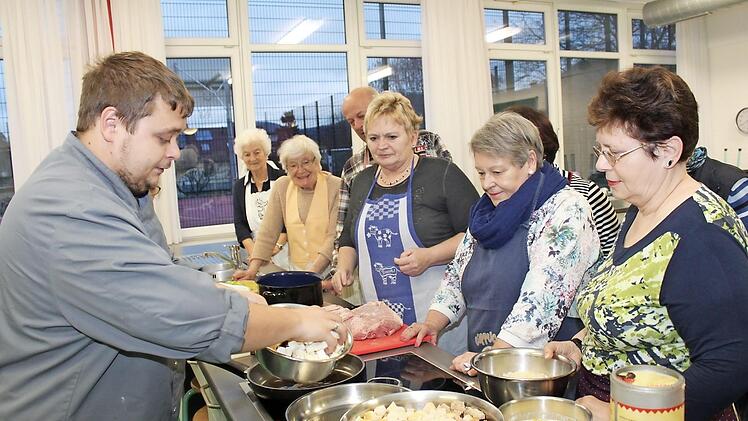 Marcus Müller (l.) zeigt, wie die Füllung für die Kalbsbrust hergestellt wird.  Fotos: Carmen Schwind
