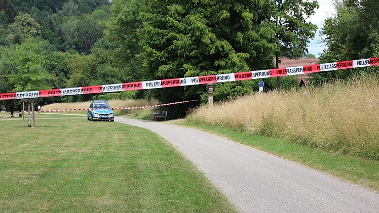 Die Polizeibeamten haben auf dem Geh- und Radweg nach Spuren gesucht. Foto: Andreas Schmitt