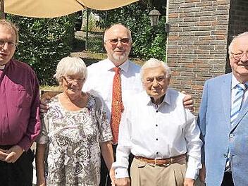 Erika und Heinrich Zeuß (Mitte) feierten eiserne Hochzeit. Zu den ersten Gratulanten zählten (von links), Pfarrer Christoph Teille, Bürgermeister Egon Herrmann und Landratsstellvertreter Bernd Steger.  Foto: K-H Hofmann