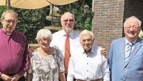 Erika und Heinrich Zeuß (Mitte) feierten eiserne Hochzeit. Zu den ersten Gratulanten zählten (von links), Pfarrer Christoph Teille, Bürgermeister Egon Herrmann und Landratsstellvertreter Bernd Steger.  Foto: K-H Hofmann
