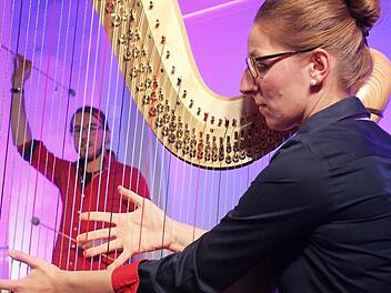 Aufs Engste mit ihrer Melange aus Klassik, Jazz, Pop und Weltmusik verbunden, schien das Ensemble "harfussion", hier zu sehen Schlagwerker Christoph Günther und Harfenistin Magdalena Gosch. Foto: Markus Häggberg
