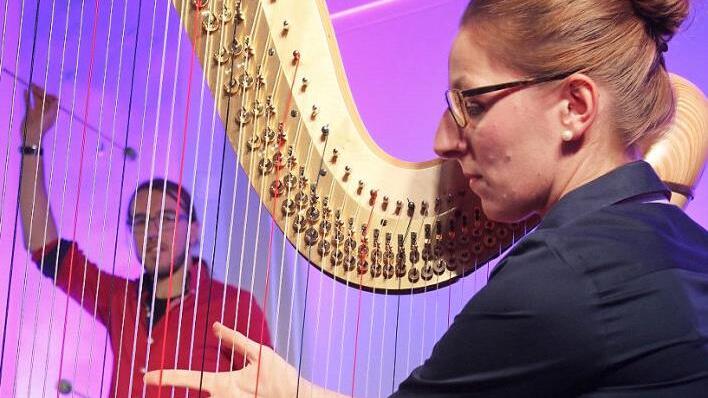 Aufs Engste mit ihrer Melange aus Klassik, Jazz, Pop und Weltmusik verbunden, schien das Ensemble "harfussion", hier zu sehen Schlagwerker Christoph Günther und Harfenistin Magdalena Gosch. Foto: Markus Häggberg