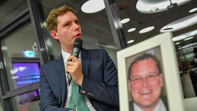 Der Grünen-Kandidat Jonas Glüsenkamp möchte Vieles anders machen als der amtierende Oberbürgermeister Andreas Starke. Das Bild auf dem Tisch zeigt den OB bei seinem ersten Wahlsieg im Jahr 2006.  Foto: Ronald Rinklef