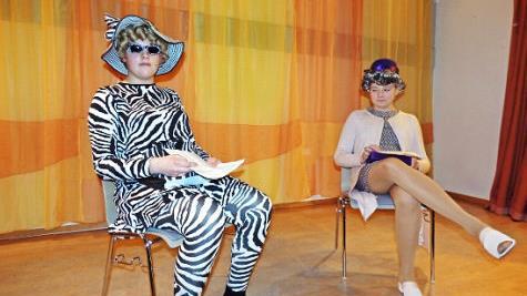 Marius Will (im Zebrakostüm) und Moritz Breuer plauderten als ältere Damen aus dem Nähkästchen.