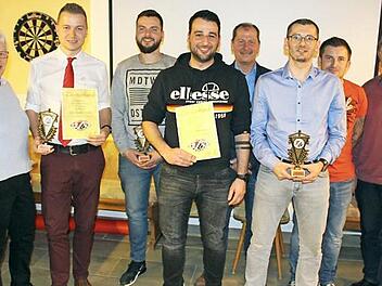 Der FC Baiersdorf ehrte verdiente Mitglieder: von links Dritte Bürgermeisterin Almut Schuhmann, Christian Gampert (25 Jahre Mitglied und 400 Spiele), Lothar Dill (300 Spiele), Florian Anderl (25 Jahre Mitglied), Wolfgang Krauß, Robert Stoppa (200 Spiele), Christian Fischer und Edwin Jungkunz. Fotos: Roland Dietz