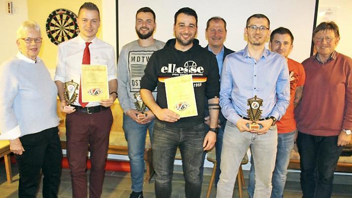 Der FC Baiersdorf ehrte verdiente Mitglieder: von links Dritte Bürgermeisterin Almut Schuhmann, Christian Gampert (25 Jahre Mitglied und 400 Spiele), Lothar Dill (300 Spiele), Florian Anderl (25 Jahre Mitglied), Wolfgang Krauß, Robert Stoppa (200 Spiele), Christian Fischer und Edwin Jungkunz. Fotos: Roland Dietz