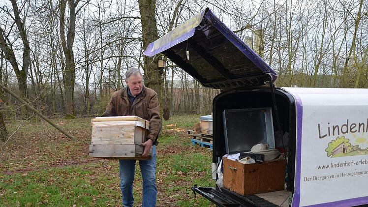 Bienenfachwart Gerhard Knaus verlädt die "Beute".  Fotos: Bernhard Panzer