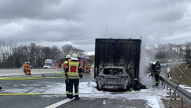 A3: Auto fährt in Lastwagen und geht sofort in Flammen auf