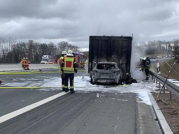 A3: Auto fährt in Lastwagen und geht sofort in Flammen auf