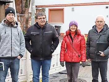 Beim Ortstermin (v. l.): Bauleiter Alexander Deckert, Stadtbaumeister Markus Pülz, Bürgermeisterin Christine Frieß und Architekt Franz Fiegl