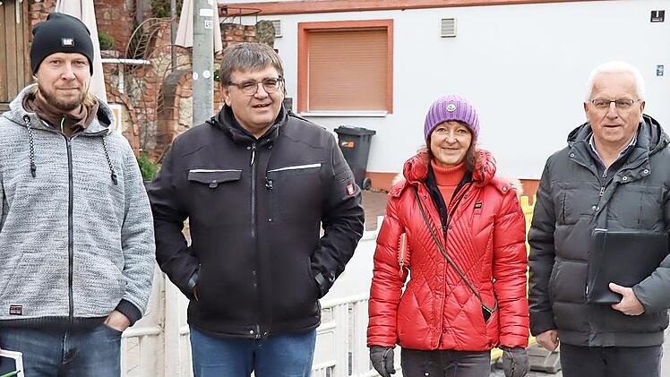 Beim Ortstermin (v. l.): Bauleiter Alexander Deckert, Stadtbaumeister Markus Pülz, Bürgermeisterin Christine Frieß und Architekt Franz Fiegl