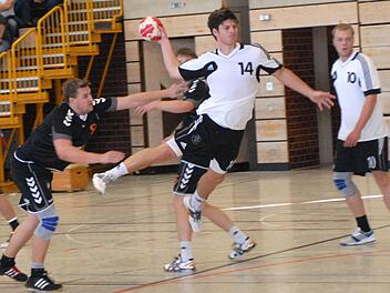 Der Herzogenauracher Berhard Auer (Nummer 14) ist in dieser Szene nicht zu stoppen  und erzielt einen seiner drei Treffer gegen die HG SGS Amberg. Mannschaftskollege Marius ten Brink beobachtet das Geschehen.