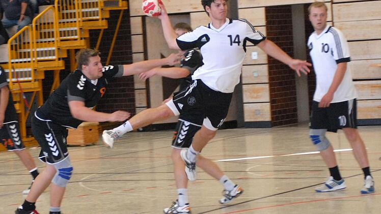 Der Herzogenauracher Berhard Auer (Nummer 14) ist in dieser Szene nicht zu stoppen  und erzielt einen seiner drei Treffer gegen die HG SGS Amberg. Mannschaftskollege Marius ten Brink beobachtet das Geschehen.