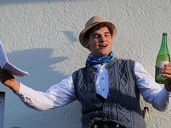 Michael Brust verkündet den Kirmes-Spruch. Fotos: Ulrike Müller