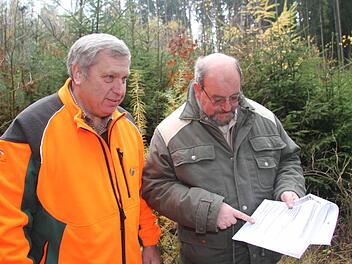 Auch bei der Dokumentation der Waldeinsätze ist Horst Gleißner genau: Die Unterschrift der Waldarbeiter bestätigt, welche Arbeiten genau ausgeführt werden sollten - und sogar die Rettungskette muss im Vorfeld ausgearbeitet werden. Fotos: Sonja Adam