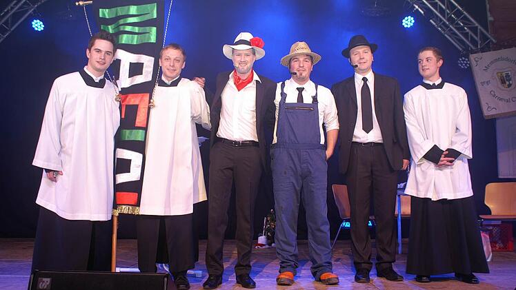 Die Memmelsdorfer Mafia mit ihren Messdienern (v.l. Maximilian Brehm, Christopher Pfister, Christopher Müller als Pate, Florian Nickoleit und Thomas Müller als seine Söhne , sowie Jakob Popp) Foto: Jürgen Rittmeier
