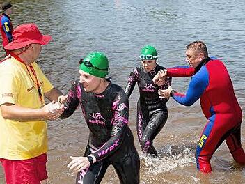 Freiwillige halfen den Schwimmerinnen aus dem Wasser.