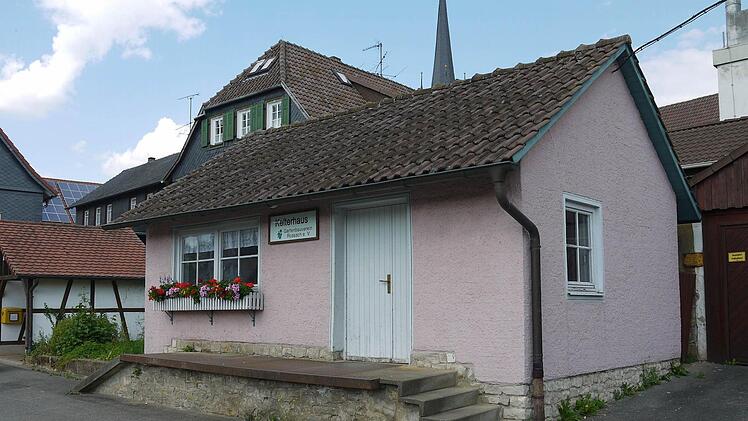 Alles eine Frage des Geldes. Das Kelterhaus in der Rossacher Ortsmitte könnte im Rahmen der Dorferneuerung saniert werden. Allerdings erschrak der Gemeinderat am Dienstagabend ein bisschen, als die Kosten für den Umbau bekannt wurden. Foto: Berthold Köhler