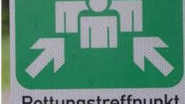 Das Bild zeigt ein Beispiel für die Beschilderung eines Rettungspunktes im Wald.