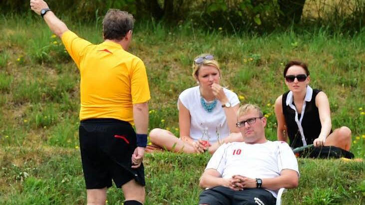 Reine Nervensache II: Bad Königshofens Coach Christoph Göbel lässt sich von Schiedsrichter Herwig Seidling nicht aus der Ruhe bringen. Foto: Anand Anders