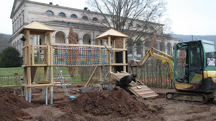 Zwischen Tennisplatz und Minigolf-Anlage entsteht ein Spielplatz für die kleinen Besucher des Staatsbades Bad Brückenau. Foto: Ulrike Müller
