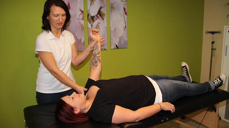 In ihrer neu eröffneten Naturheilpraxis in der Göritzenstraße 33a bietet Antje Seiß neben weiteren Therapien auch Fußreflexzonenmassage, Kinesio-Taping, Dorn-Breuss-Wirbelsäulentherapie und Blutegeltherapie an.  Foto: Gerda Völk