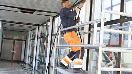 Noch vor den Osterferien sind die elektrischen Leitungen im Übergang abgeschaltet und demontiert worden...