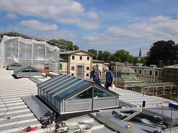 Architekt Christian Teichmann und Erwin Full vom Staatlichen Bauamt auf der Baustelle Luitpoldbad. Foto: Ralf Ruppert