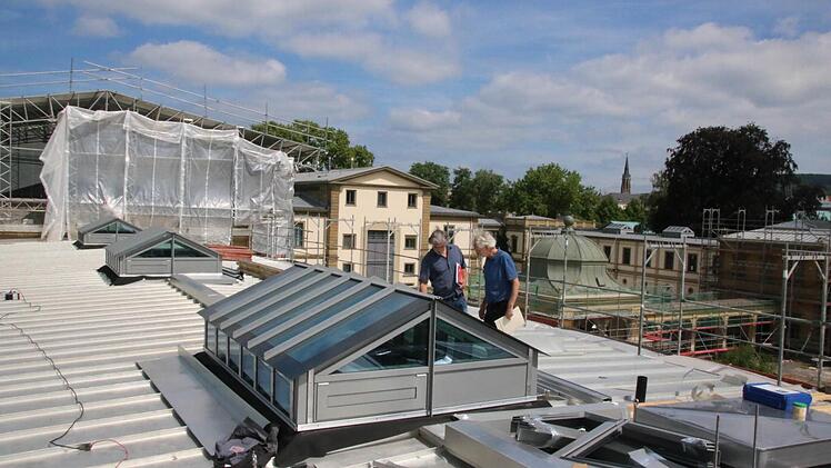 Architekt Christian Teichmann und Erwin Full vom Staatlichen Bauamt auf der Baustelle Luitpoldbad. Foto: Ralf Ruppert