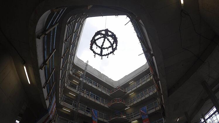 Das Atrium im Neubau des Landratsamts Erlangen-Höchstadt machte beim Richtfest Eindruck. Rund 40 Millionen Euro soll der Bau kosten. Foto: Christian Bauriedel