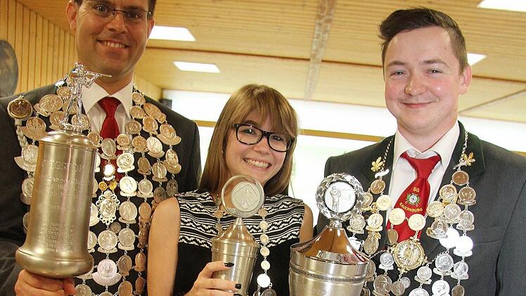 Die neuen Könige bei den Kauernburger Schützen: Schützenkönig Patric Waldmann, Jugendkönigin Kira Kuznia und Schwarzschusskönig Stefan Winkler junior. Foto: Sonny Adam