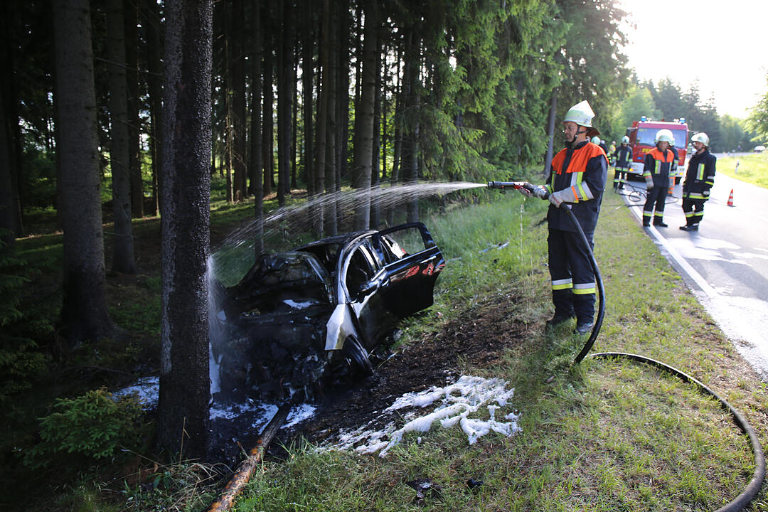 Helmbrechts: Auto gegen Baum gekracht und in Flammen aufgegangen