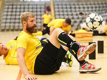 Kräftig geschwitzt wurde am Freitagnachmittag beim öffentlichen Training des HSC 2000 Coburg in der HUK-Arena. Bevor die Spieler und Trainer gemeinsam mit ihren Fans in lockerer Runde plaudern durften, standen einige anspruchsvolle Übungen, aber natürlich auch der beliebte Kick auf dem Plan. Der weißrussische Neuzugang Anton Prakapenia zeigte sein Geschick am größeren Ball.  Fotos: HSC