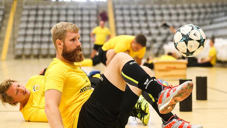 Kräftig geschwitzt wurde am Freitagnachmittag beim öffentlichen Training des HSC 2000 Coburg in der HUK-Arena. Bevor die Spieler und Trainer gemeinsam mit ihren Fans in lockerer Runde plaudern durften, standen einige anspruchsvolle Übungen, aber natürlich auch der beliebte Kick auf dem Plan. Der weißrussische Neuzugang Anton Prakapenia zeigte sein Geschick am größeren Ball.  Fotos: HSC