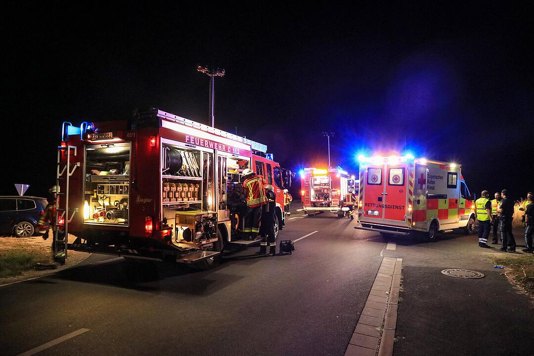 Kreis Erlangen: Cabrio überschlägt sich auf Acker mehrfach - Fahrer schwer verletzt