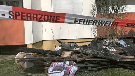 Absperrungen am betroffenen Wohnhaus