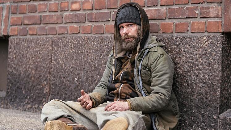 Linda k&auml;mpft mit einem Obdachlosen (Juho Milonoff) um Pfandflaschen.