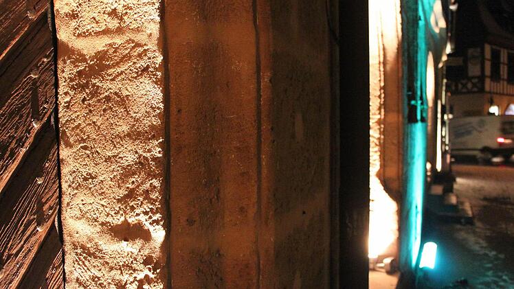 Ein einzelner blauer Farbtupfer ist zu sehen. Vorwiegend werden Naturfarben verwendet.