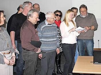 Maria Löffler (links) und Annika Unger (Dritte von rechts) erklärten die Funktionsweise der neuen Gemeindeseiten auf www. infranken. de und die Möglichkeiten, daran selbst mitzuwirken. Die Vereinsvertreter interessierten sich für das neue Angebot unseres Medienhauses. Foto: Klaus Schmitt