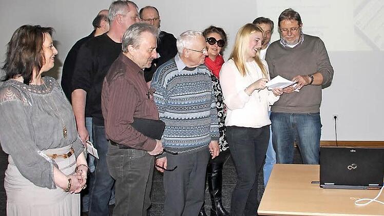 Maria Löffler (links) und Annika Unger (Dritte von rechts) erklärten die Funktionsweise der neuen Gemeindeseiten auf www. infranken. de und die Möglichkeiten, daran selbst mitzuwirken. Die Vereinsvertreter interessierten sich für das neue Angebot unseres Medienhauses. Foto: Klaus Schmitt