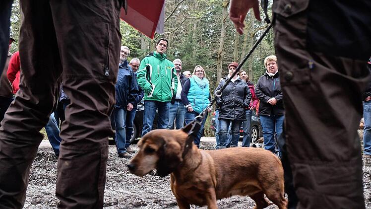 Jagdhündin Lilli an der Seite von Revierleiter Tobias Wallrapp.  Foto: Gerd Schaar