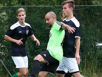 Der VfR Katschenreuth geht gegen den TSC Mainleus (hier mit Ahmad Mohammad, Mitte) als haushoher Favorit ins Spiel.  Foto: Monika Limmer