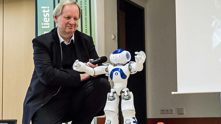 Begegnung Wie sich das Literaturfestival "Coburg liest" auf ungewohntes Terrain begibt und der Wissenschaftsjournalist Ulrich Eberl einlädt zur Reise in eine Welt voller smarter Maschinen.