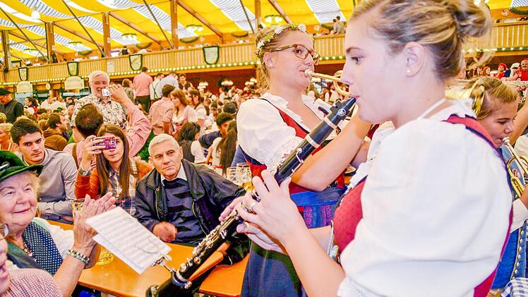 Laura Breuter (links) und Elisabeth Wehner von der Bläservereinigung Burkardroth bei einem sponatnen Auftritt im Festzelt auf dem Oktoberfest . Foto: Kathrin Kupka-Hahn
