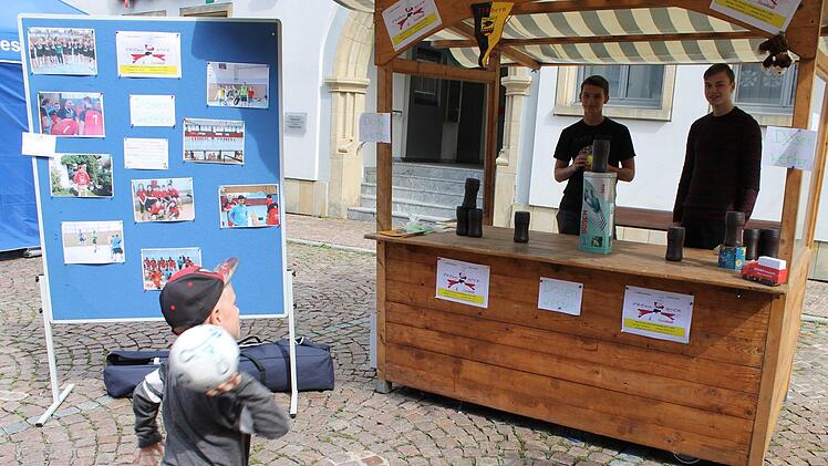 Viel Spaß hatten die Kinder beim Dosenwerfen der TV Ebern Handballabteilung.  Foto: Janina Reuter